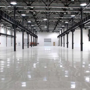 Sàn nhà xưởng là khu vực lưu giữ hàng hóa hoặc sản xuất nên không gian làm việc cần sạch sẽ, dễ dàng đi lại. Vì vậy việc sơn nhà xưởng là rất cần thiết.